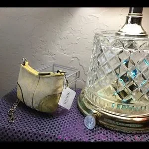 小物 COACH Charm Coin Purse Signature Lemon COACH® Outlet | Lemon Coin Case